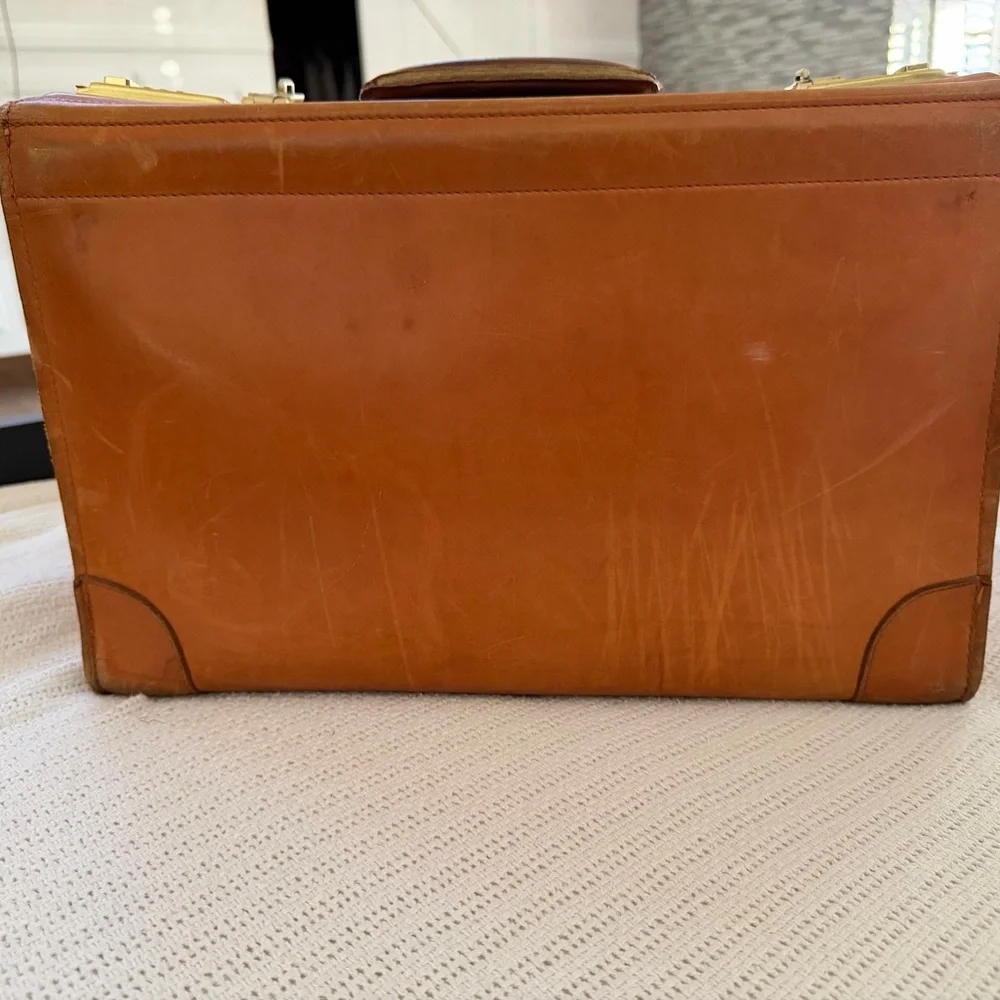 Elegant vintage pegasus Tan Leather suitcase